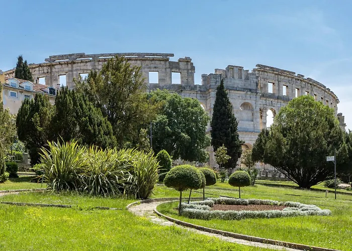 Mit Grosser Terrasse By Interhome